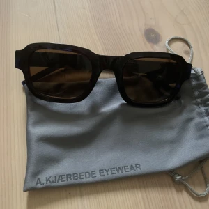 Solglasögon A. KJÆRBEDE - Solglasögon från A. KJAERBEDE, handgjorda i Danmark. Använda 2 ggr. Nypris 299 kr.