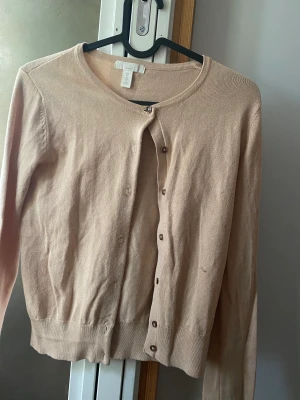 Kofta  - En beige kofta med knappar💗