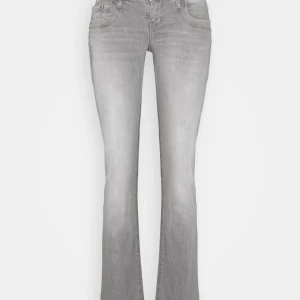 LTB jeans - Säljer nu mina gråa LTB jeans i väldigt bra skick! 