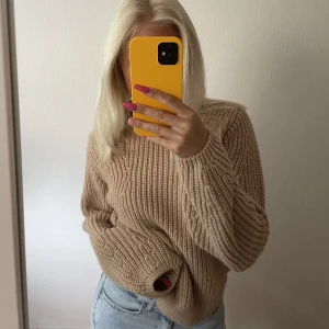 Stickad tröja - Stickad tröja från Ginatricot. Använd fåtal gånger och säljer pga den kommer inte till användning💕