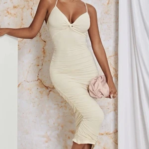 Midiklänning  - Midiklänning i storlek XS, klänningen är oanvänd. Skriv för fler bilder🤍