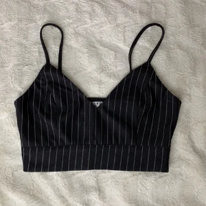 Randig topp - Randig topp med dragkedja i sidan, från NA-KD.🤍