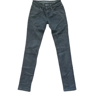 Gråa jeans - Vintage från vila (ser långa ut men brukar vara uppvikta), skick: 9/10! Skriv om du har frågor eller vill se fler bilder !