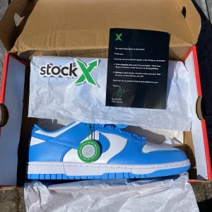 Nike dunk low Unc - Säljer helt nya dunks unc för att jag köpte fel storlek  Kommer med stock x tag Boxen är lite sönder pga frakt Säljer dom för 1850kr   Pris kan diskuteras Stl:43 