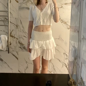 Neo noir kjol - Superfin volangkjol från neo noir! Säljer då den tyvärr inte kommer till användning. Endast använd en gång 💕