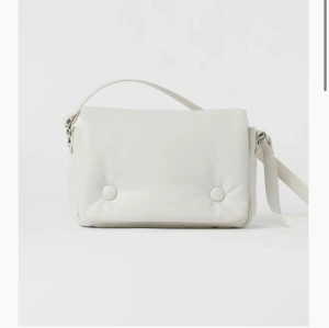 Hm väska  - Snygg stilren vit liten handväska från hm. I superskick, knappt använd💕