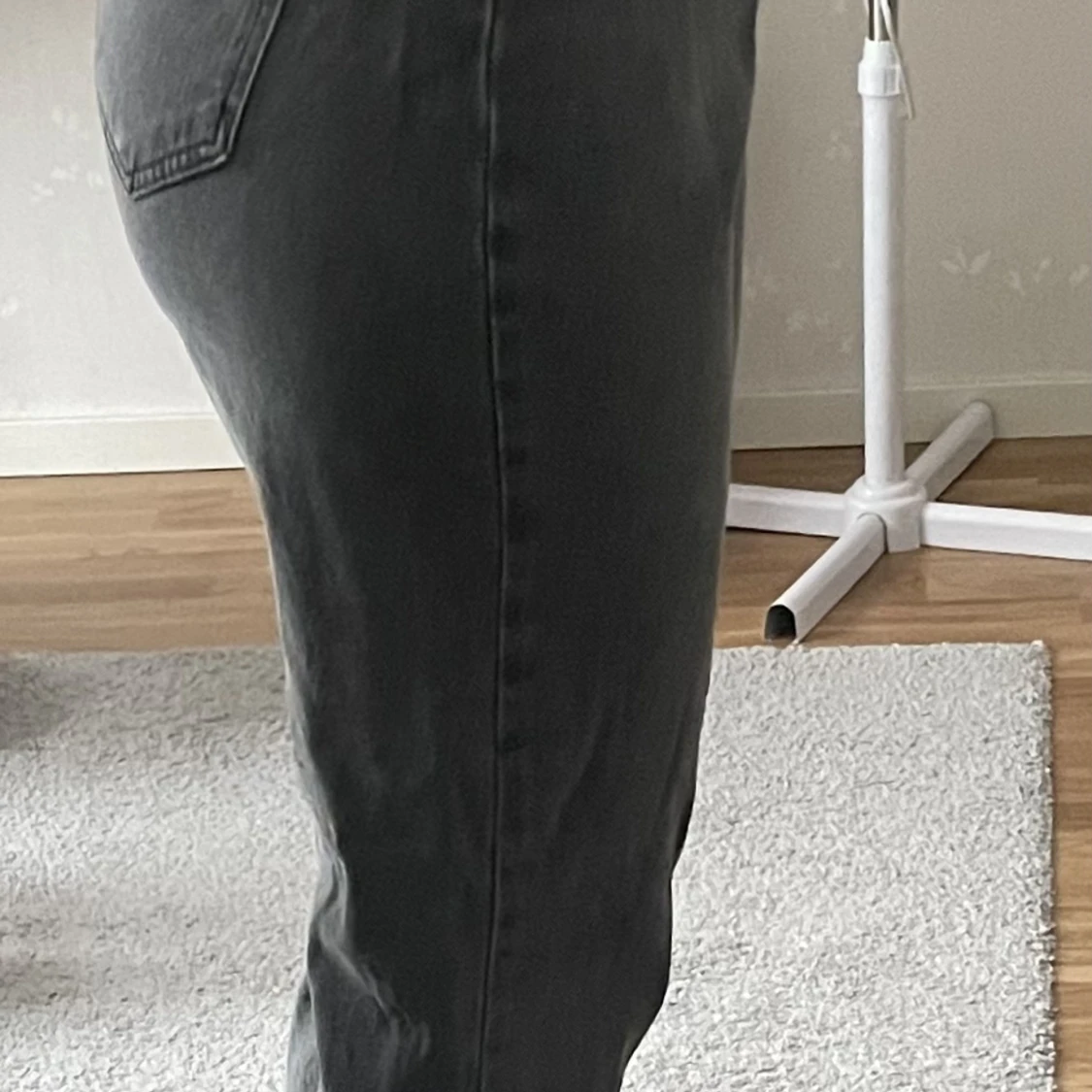 Gråa jeans med slit  - 90