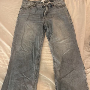 Jeans - Dom var för baggy för mig i benen så bara testade en gång.