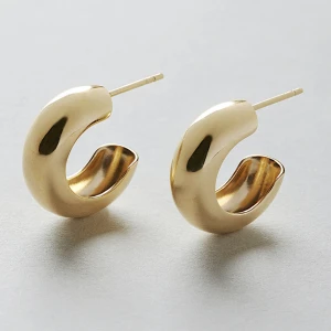 Small chubby hoops  - Jättefina small chubby hoops från Safira. Helt oöppnade och säljs pga att retur tiden gått ut! Köpta på hemsidan för 899kr, kan gå ner i pris vid snabb affär!🥰