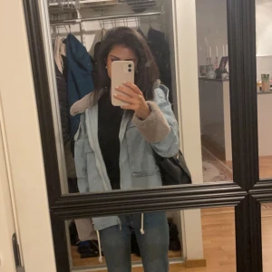 Jacka - Intressekontroll på denna snygga jacka som är i väldigt bra skick! Säljer endast vid bra bud