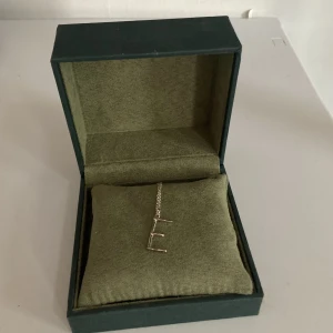 Halsband maria Nilsdotter  - Silvrigt halsband från Maria Nilsdotter i nyskick.  Längden är 45.  