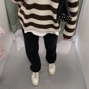 Svarta vintage Levis jeans  - Säljer mina svarta Levis jeans köpta vintage i Paris ❤️‍🩹 dom är en aning stora på mig, är vanligtvis en 36 i byxor! Storlek: w32 l34