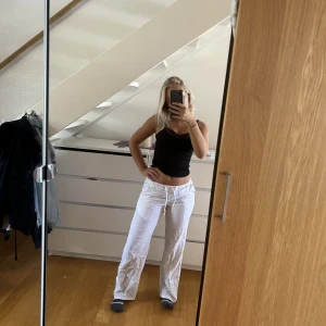 Gina tricot linnebyxor - Linnebyxor från Gina Young i strl 158/164. Jag är 158 och dom går ner till fötterna. Dom är superfina men jag tycker dom är lite för tajta på mig och därför jag säljer💞dom är helt oanvända endast testade💓