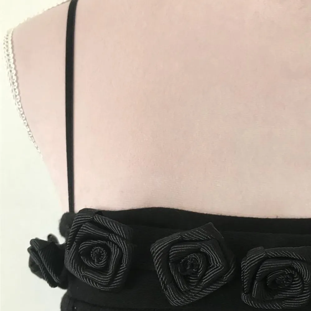 Svart klänning med rosor från kikiriki, i storlek S för 49kr❤️. Klänningar.