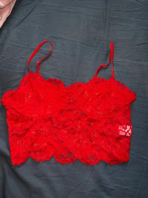 Röd topp - Röd spets topp från SHEIN storlek s men mer som en xs aldrig använd bara provad   
