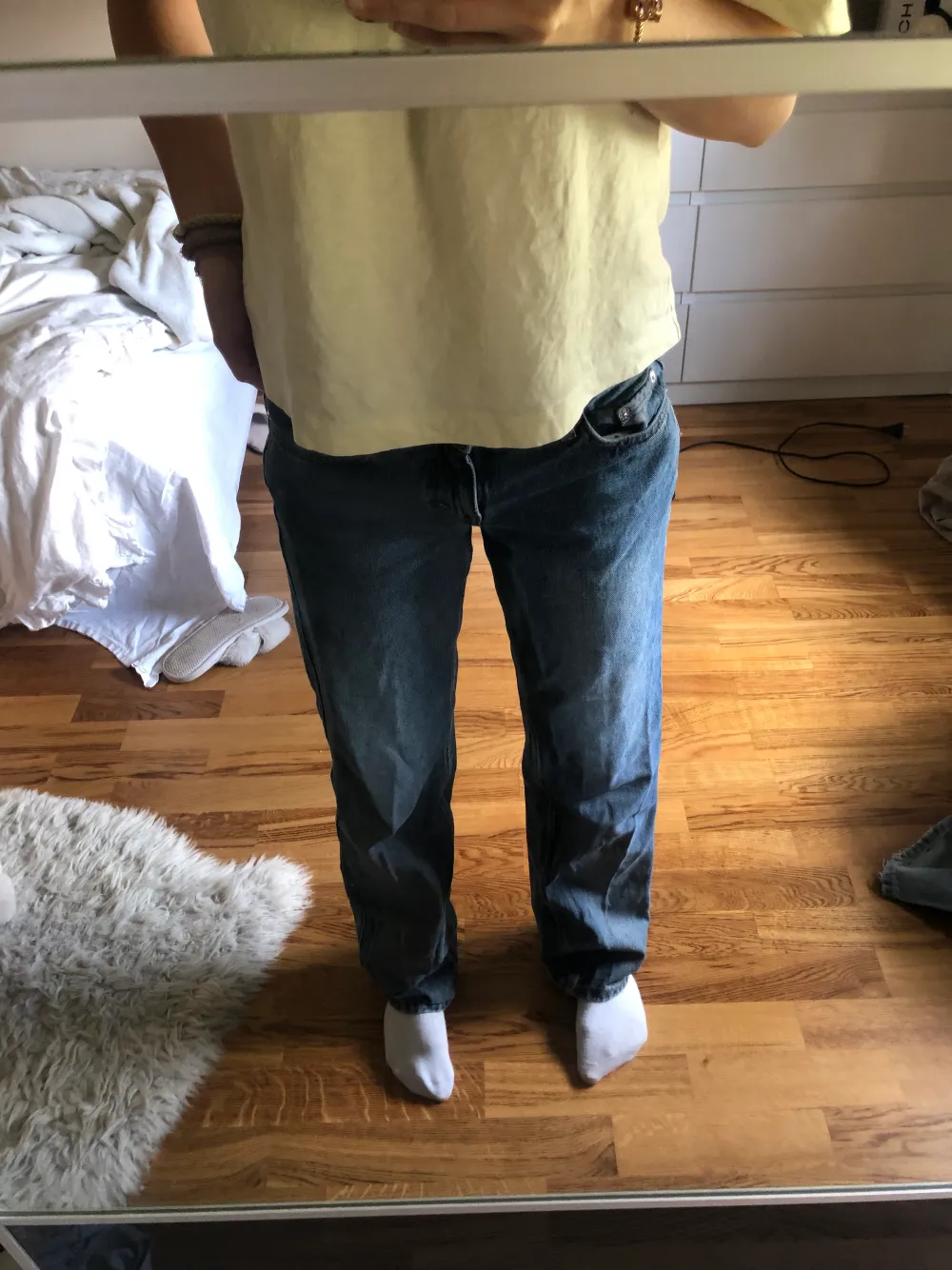 lågmidjade jeans från weekday i modellen arrow, storlek 26/32 och lite för stora för mig så därför ja säljer de💕💕nypris 500. Jeans & Byxor.