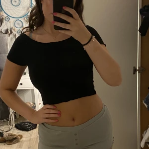 Topp - Svart T-shirt från H&M. Klippt själv vid halsen.