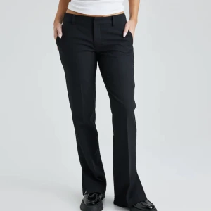 Kostymbyxor  - Säljer kostymbyxor från bikbok, stolek 34, dom e lågmidjade, de e ganska oanvända o ser nya ut, kan skicka fler bilder vid intresse!❣️