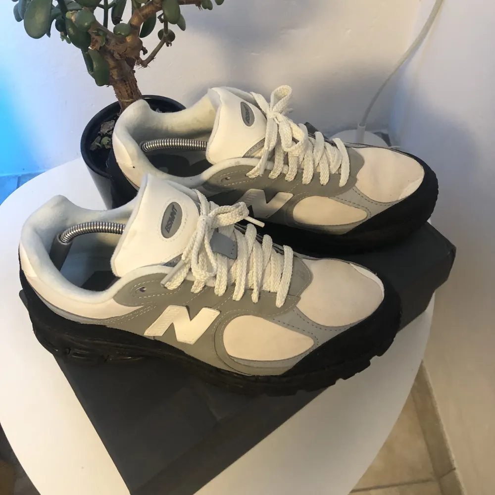 Sällsynta Limited Edition New Balance 2002r collab med The Basement Säljs för runt 3000 på de flesta hemsidor, kan tänka mig att sälja något billigare om det finns intresse. Kom DM vid några funderingar!. Skor.