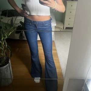 Lågmidjade bootcut jeans - Lågmidjade bootcut jeans från Wrangler