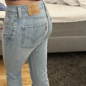 Levis jeans bootcut - Säljer ett par levis jeans bootcut, midjemåttet är 36 cm rakt över och Innebenslängden är 73 cm. OBS jeansfärgen är ljusblå och inte ljusgrå som på bilden. 💕säljer ett par andra liknande jeans om du går in på min profil! 