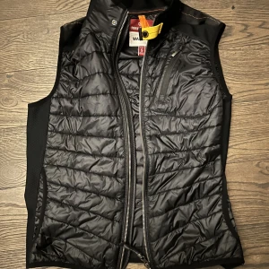 Parajumper Väst S - Säljer min parajumper väst då jag letar efter något annat. Självklart äkta som ni ser på qr koden. Org pris ca 3000. Kan frakta eller mötas upp i stockholm. Är även öppen för byten! Så var inte rädda att dm’a vid minsta lilla intresse.