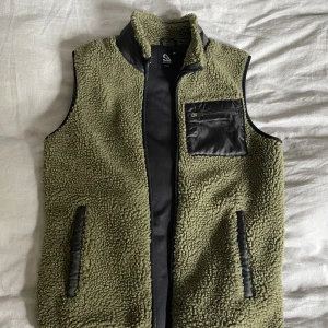 Väst - Säljer denna snygga mjuka och sköna väst. Den är sparsamt använd och i perfekt skick. Pris kan diskuteras vid visat intresse