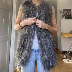 Pälsväst - Så fin pälsväst, jättefin med linne under eller en tröja, så mysig att ha nu i höst💞💞