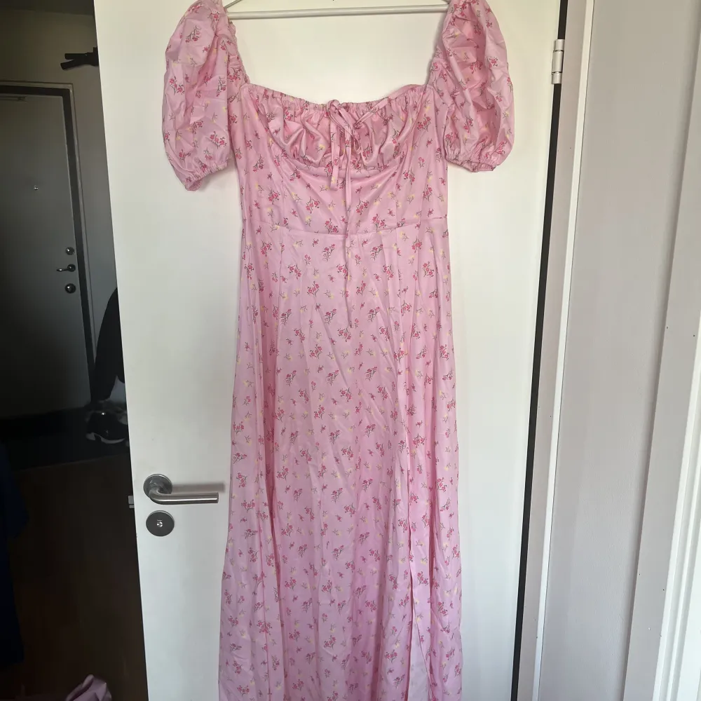 En rosablommig långklänning från Shein, står ingen storlek men skulle säga S/M kanske, aldrig använd! . Klänningar.