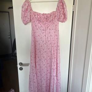 En rosablommig långklänning från Shein, står ingen storlek men skulle säga S/M kanske, aldrig använd! 