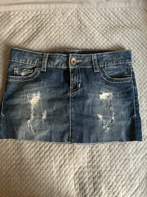 Jeanskjol - Snygg lågmidjad jeanskjol med slitningar 🤩🤩 passar mig bra som normalt har S eller 34/36
