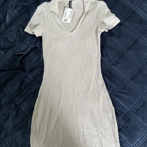 Klänning  - Säljer denna klänning från H&M. Den är helt oanvänd och har till och med har prislappen kvar😍