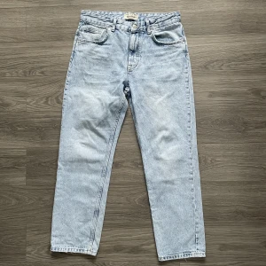 Jeans blå - Jeans från pull and bear. Mycket bra skick! Storlek 40 EUR. Skriv för frågor eller mått. (Köparen står för frakten)