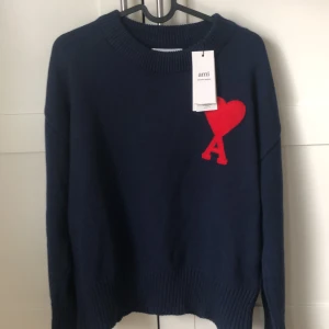 Ami Paris tröja  - Riktigt snygg Ami Paris tröja i storlek S men passar M. Helt ny så tags och allt sitter fortfarande kvar 