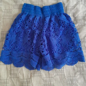 Blå mjukis shorts - Shortsen är 38 cm lång, varan är i ett bra skick, inga tecken på skador. 