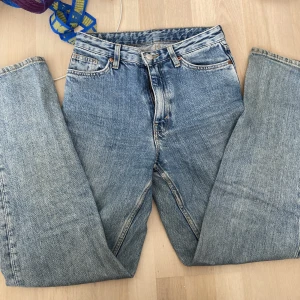 Blåa jeans - Snygga blåa jeans från monki, bra skick. Defekt: lätt missfärgade längst ner (se bild)
