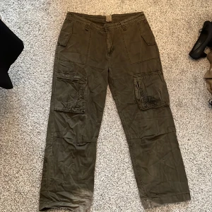 Coola gröna cargobyxor - Cargobyxor med några tryck, hör av er för fler bilder och information!