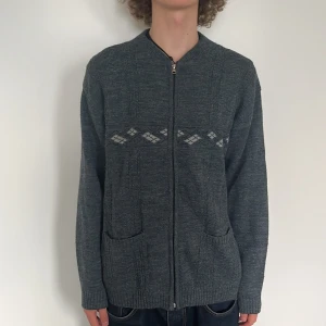 Kofta - Kofta med lite mönster. Hör av er vid frågor