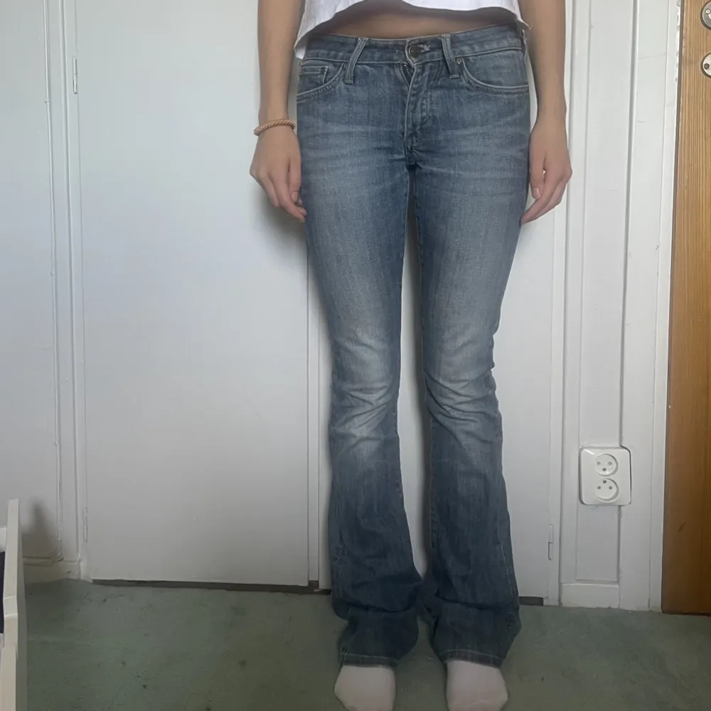 Säljer mina favorit lågmidjade Crocker jeans då de är för små för mig! Superbra skick, jag är 165cm 💝Midjemått: 34cm, innerbenslängd: 83 cm. Jeans & Byxor.