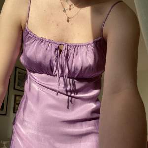 En otroligt vacker lila långklänning från Zara i storlek S som man knyter på framsidan💜