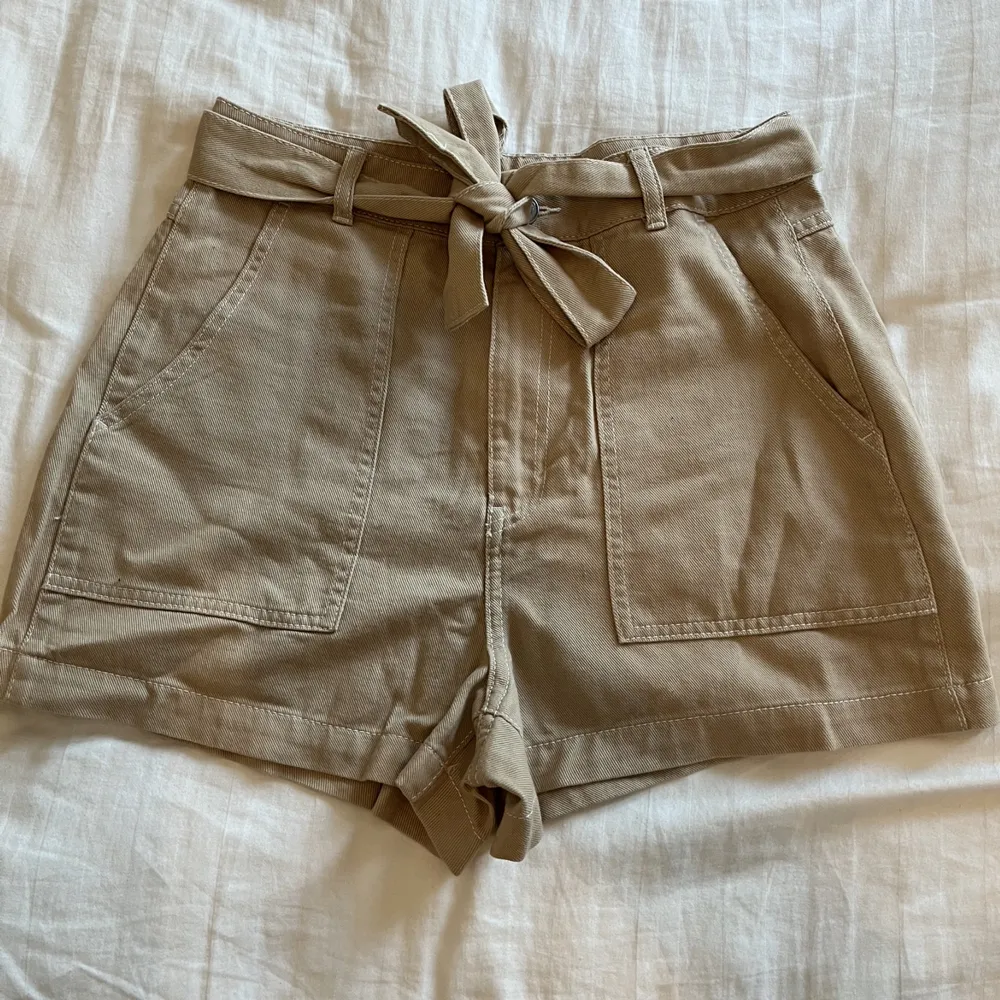Shorts från H&M i storlek 40 helt oanvända med lappen kvar . Shorts.