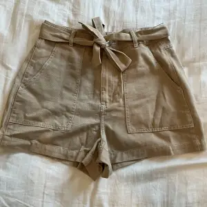 Shorts från H&M i storlek 40 helt oanvända med lappen kvar 