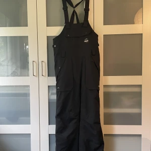 Skid/Snowboardbyxor - Skid/snowboardbyxor från Dope!!  Använda en säsong men i mycket fint skick! Nypris: 2099kr. Mitt pris: 1000kr 😍 kan diskutera pris!! Fodrade. Mer om dem på Dopes hemsida: https://www.dopesnow.com/se/notorious-b-i-b-w-snowboardbyxa-kvinna-black-34019