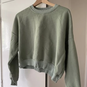 Collegetröja - Grön collegetröja från lager🤍