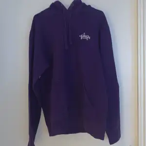Lila PlugMePlease hoodie  Skick: 9/10 Nypris: 950kr Säljer för att jag har slutat använda den
