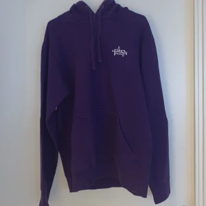 PlugMePlease Hoodie lila - Lila PlugMePlease hoodie  Skick: 9/10 Nypris: 950kr Säljer för att jag har slutat använda den