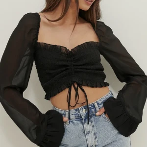 smockblus med lång ärm - från na-kd, använt endast 1 gång då den sitter lite för löst på mig! nypris 319kr 