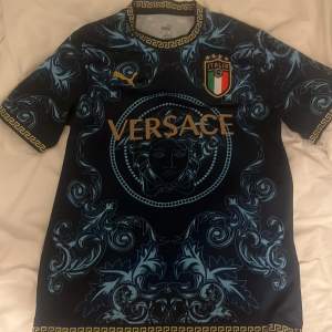 Säljermin gamla Italien x Versace tröja eftersom den inte används, denna är också sparsamt använd, väldigt bra skick, mer info i dm😀