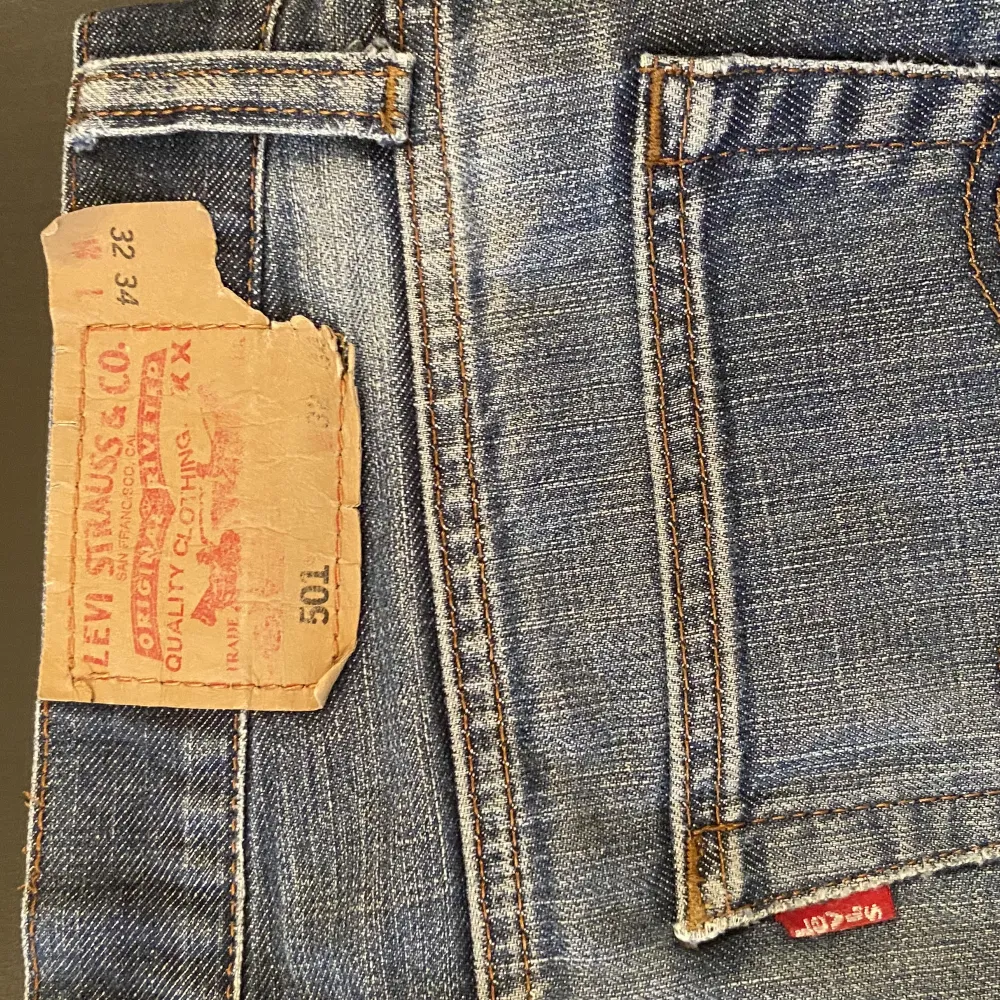 Köpta dessa jeans på beyond & retro i Stockholm för drygt ett år sedan och dom har knappt kommit till användning så jag gör mig av med dom istället. Vanliga Levis 501 med en ”washed” look och sitter helt perfekt. Hör av dig om du har nån fråga om byxorna👌🏼. Jeans & Byxor.