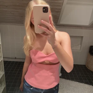Zara topp - Snygg rosa topp 🩷🩷 helt slutsåld i alla storlekar och köpt för 379 tror jag o den passar mig som brukar ha xs/s, använd en gång bara